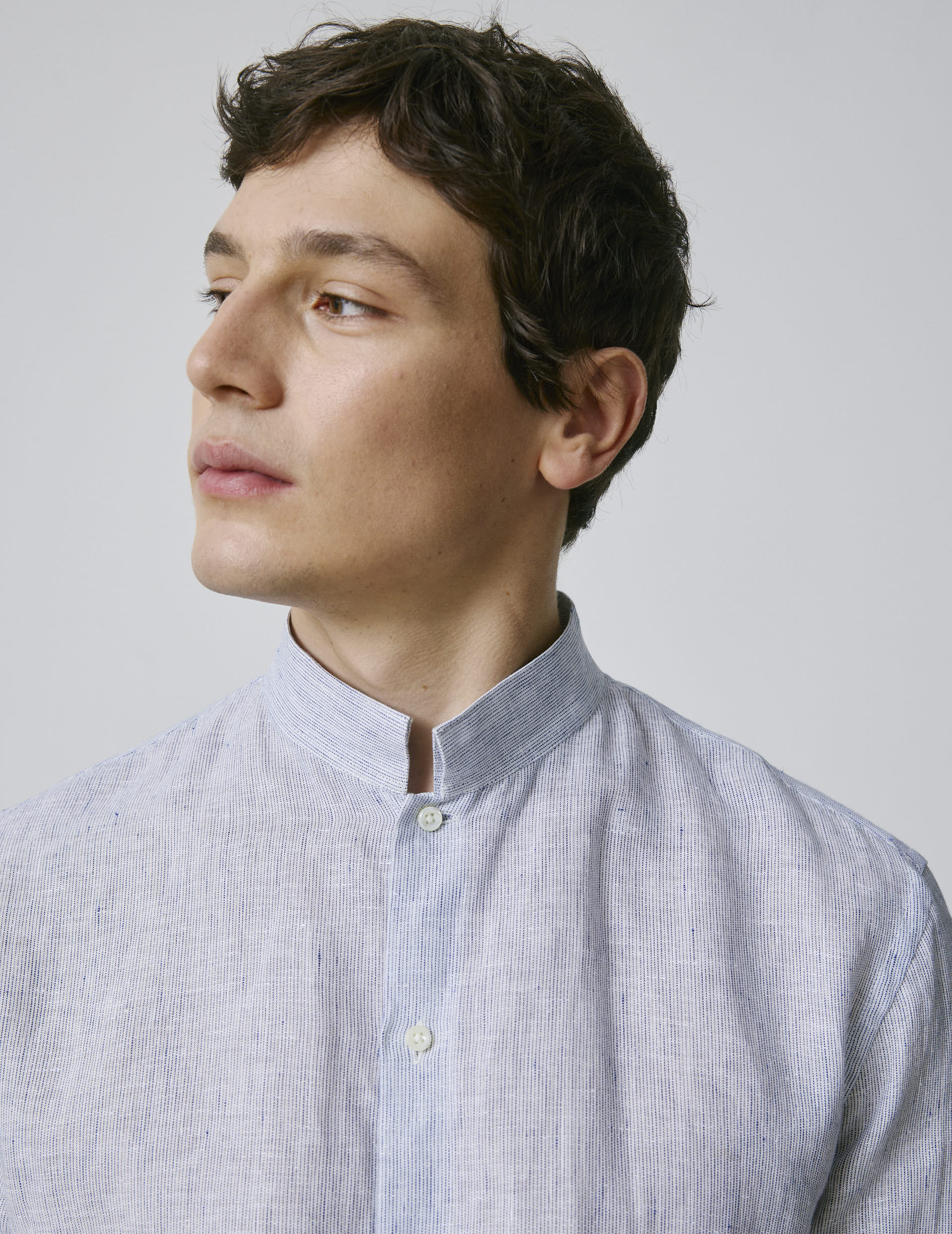 Chemise semi-ajustée en lin rayé bleu marine