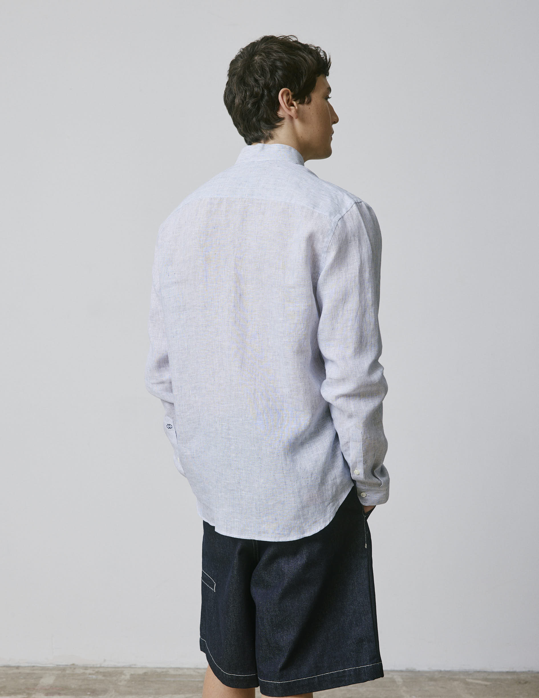 Chemise semi-ajustée en lin rayé bleu marine - Image 2