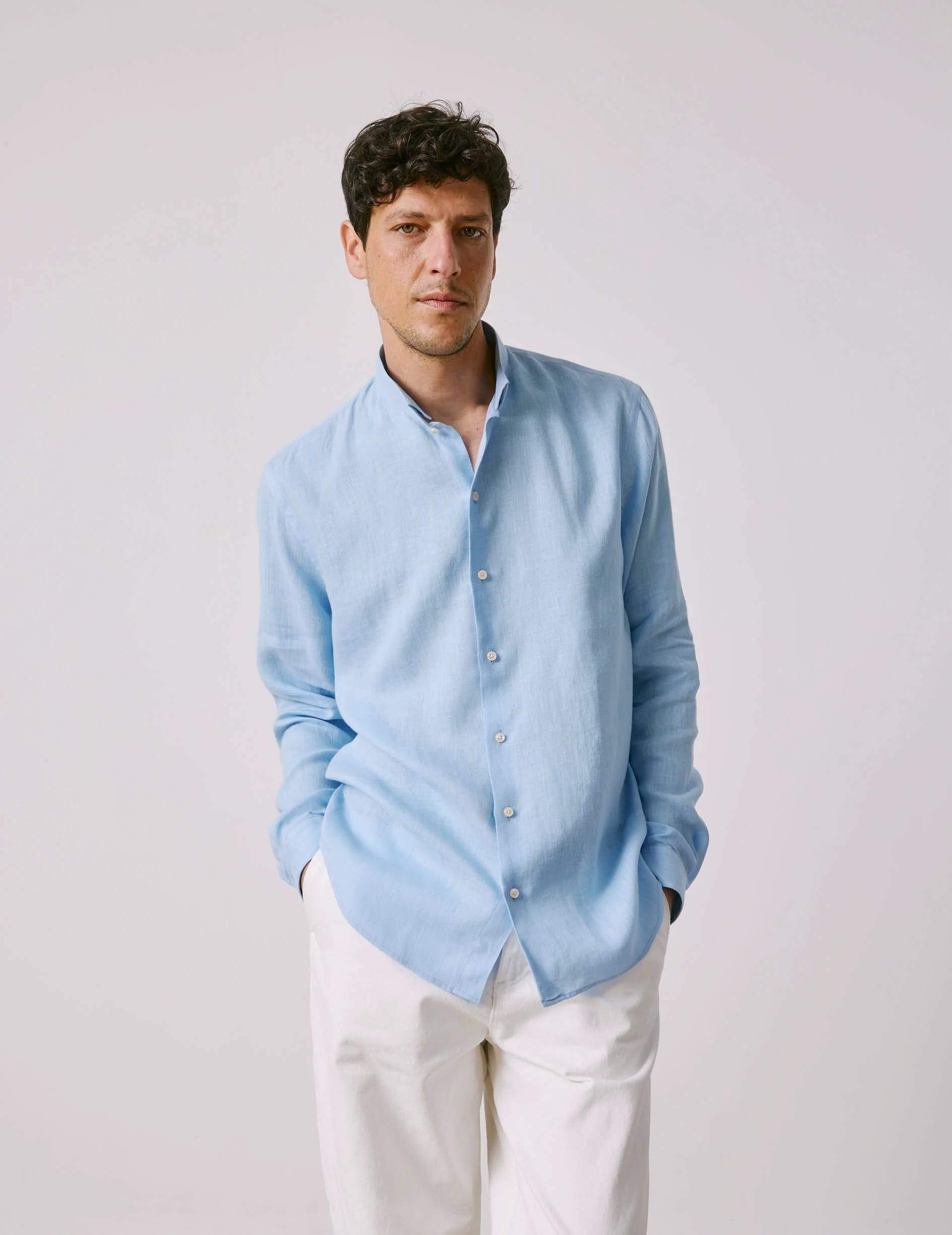 Chemise semi-ajustée en lin bleu clair - Image 3