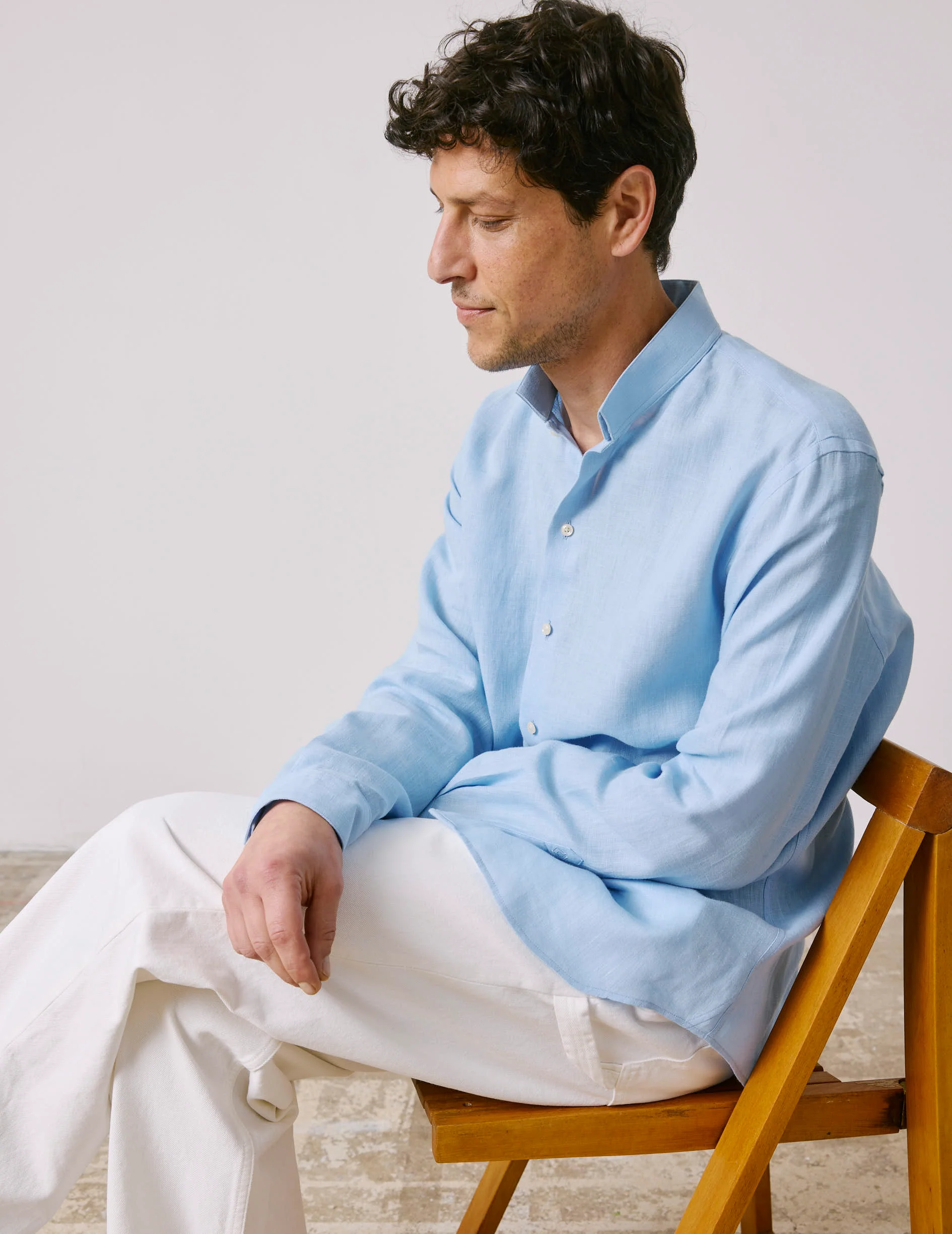 Chemise semi-ajustée en lin bleu clair - Image 4