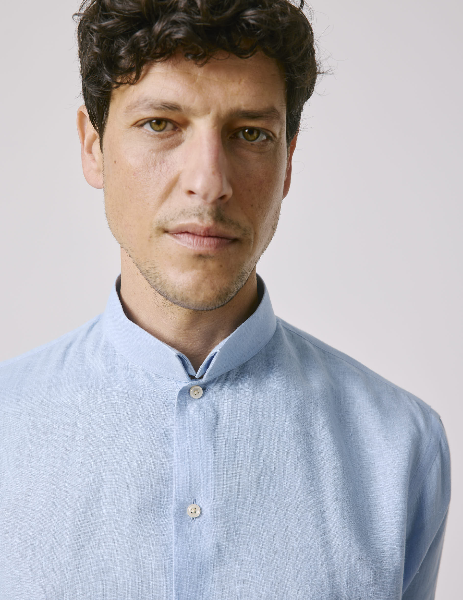 Chemise semi-ajustée en lin bleu clair - Image 6