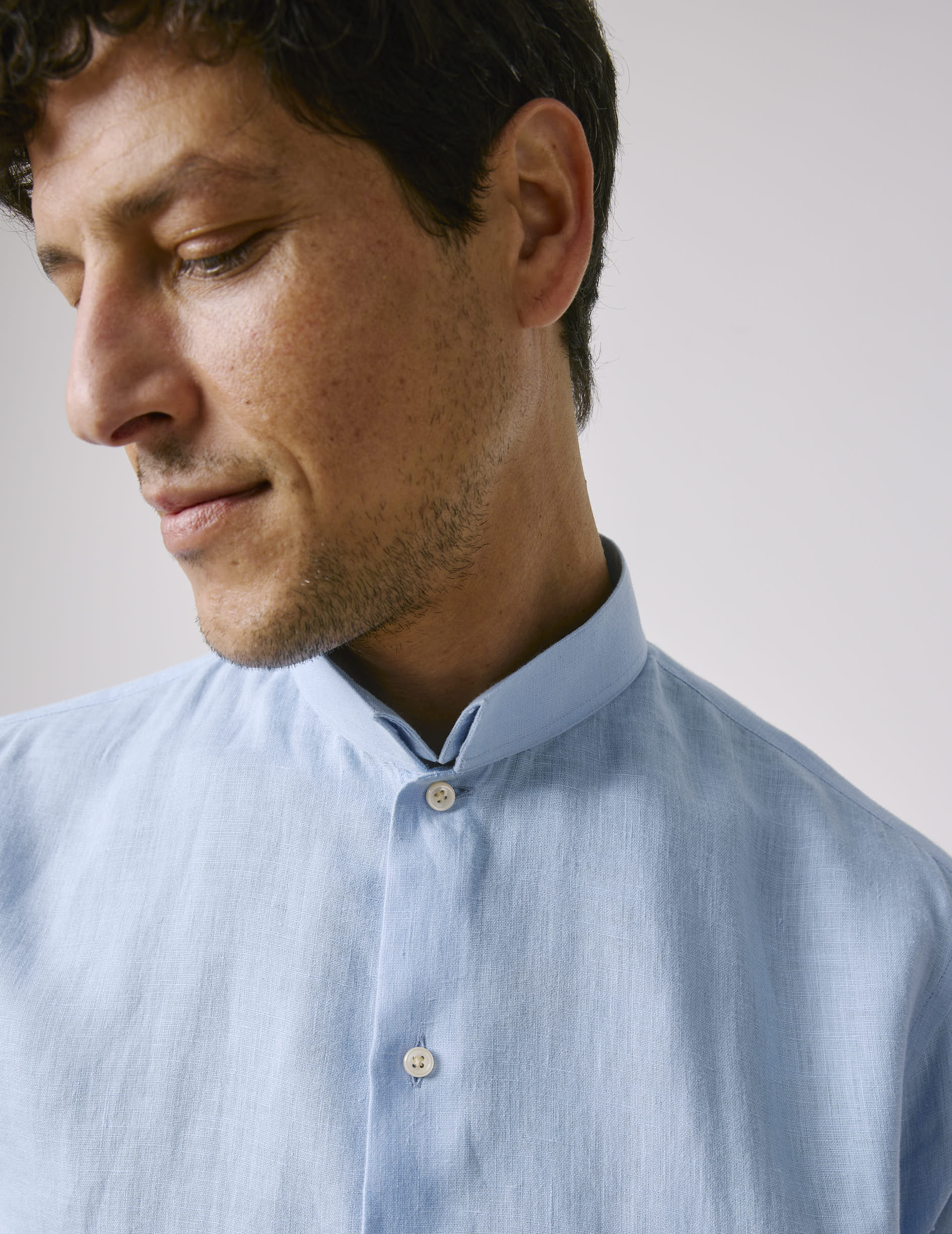 Chemise semi-ajustée en lin bleu clair - Image 7