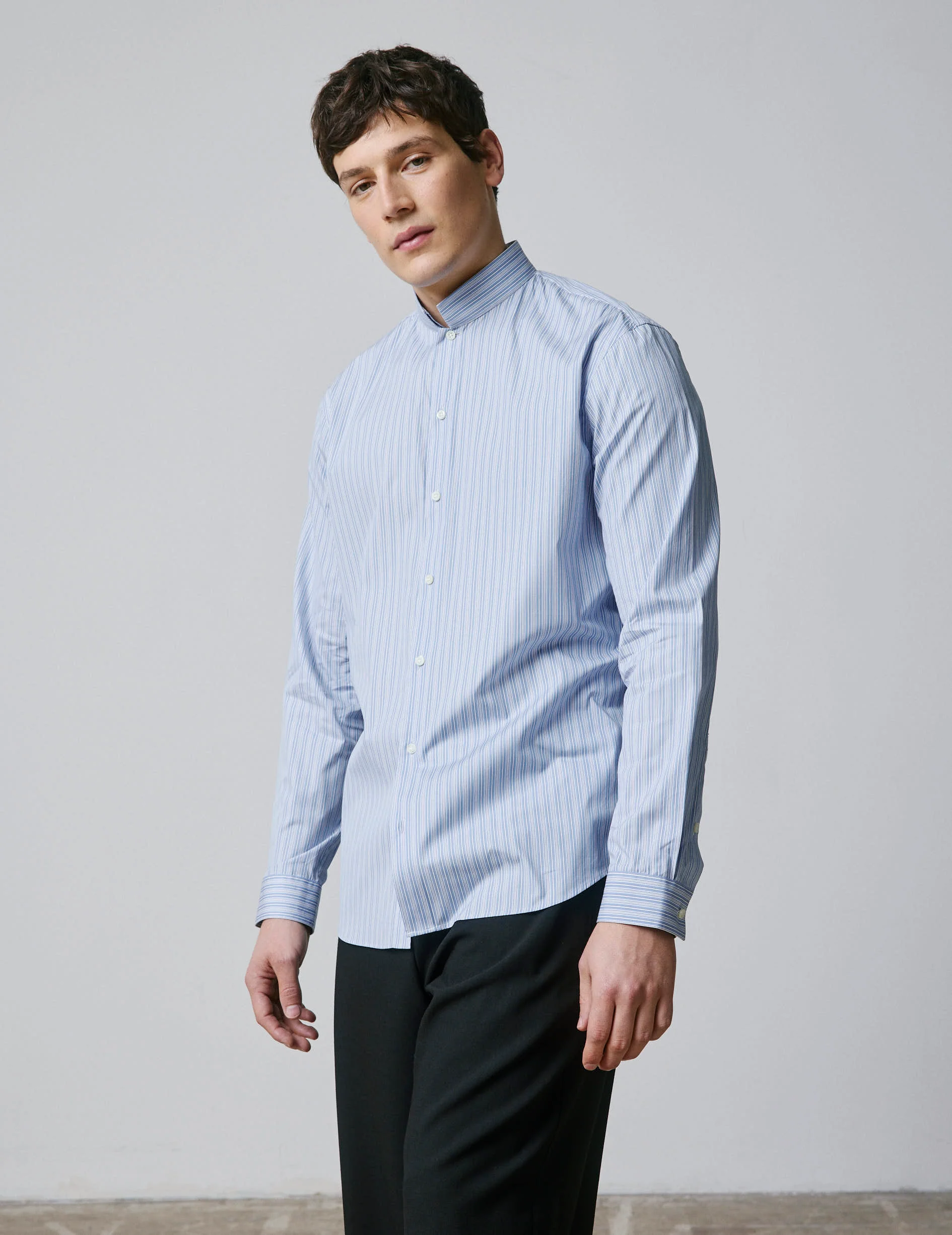 Chemise semi-ajustée rayée bleue - Image 4