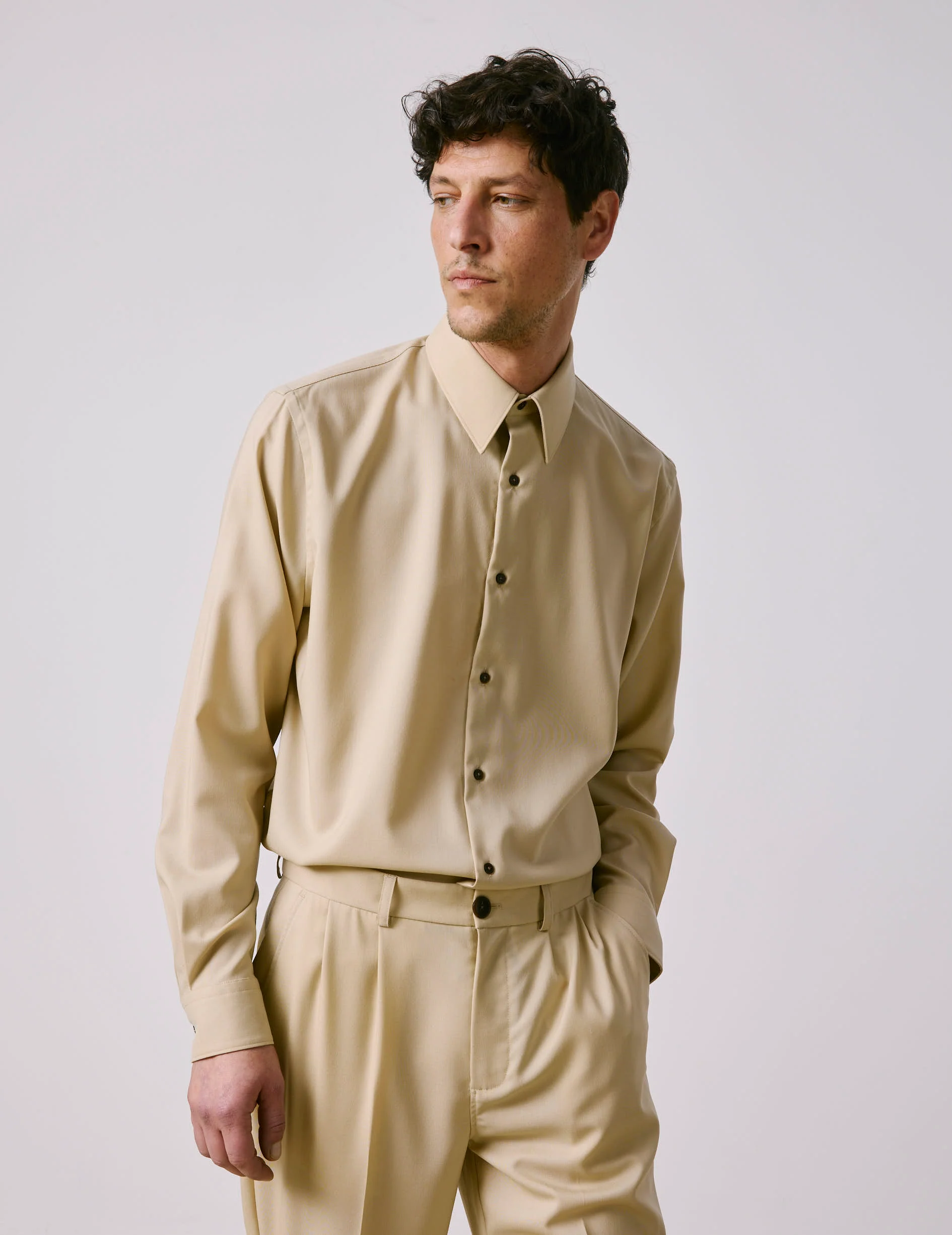 Chemise semi-ajustée en laine vierge beige - Image 2