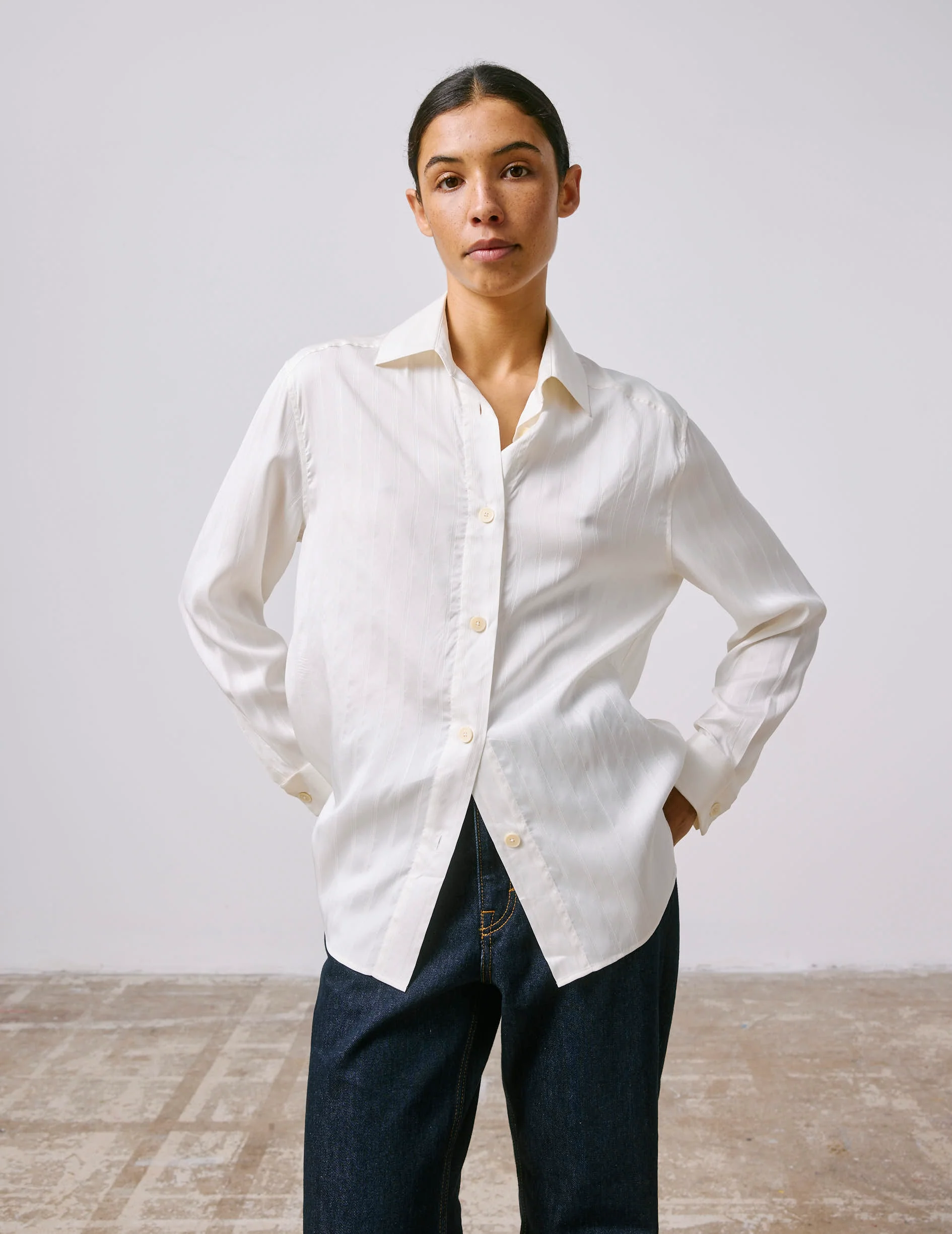 Chemise Hannah en soie rayée écrue - Image 3