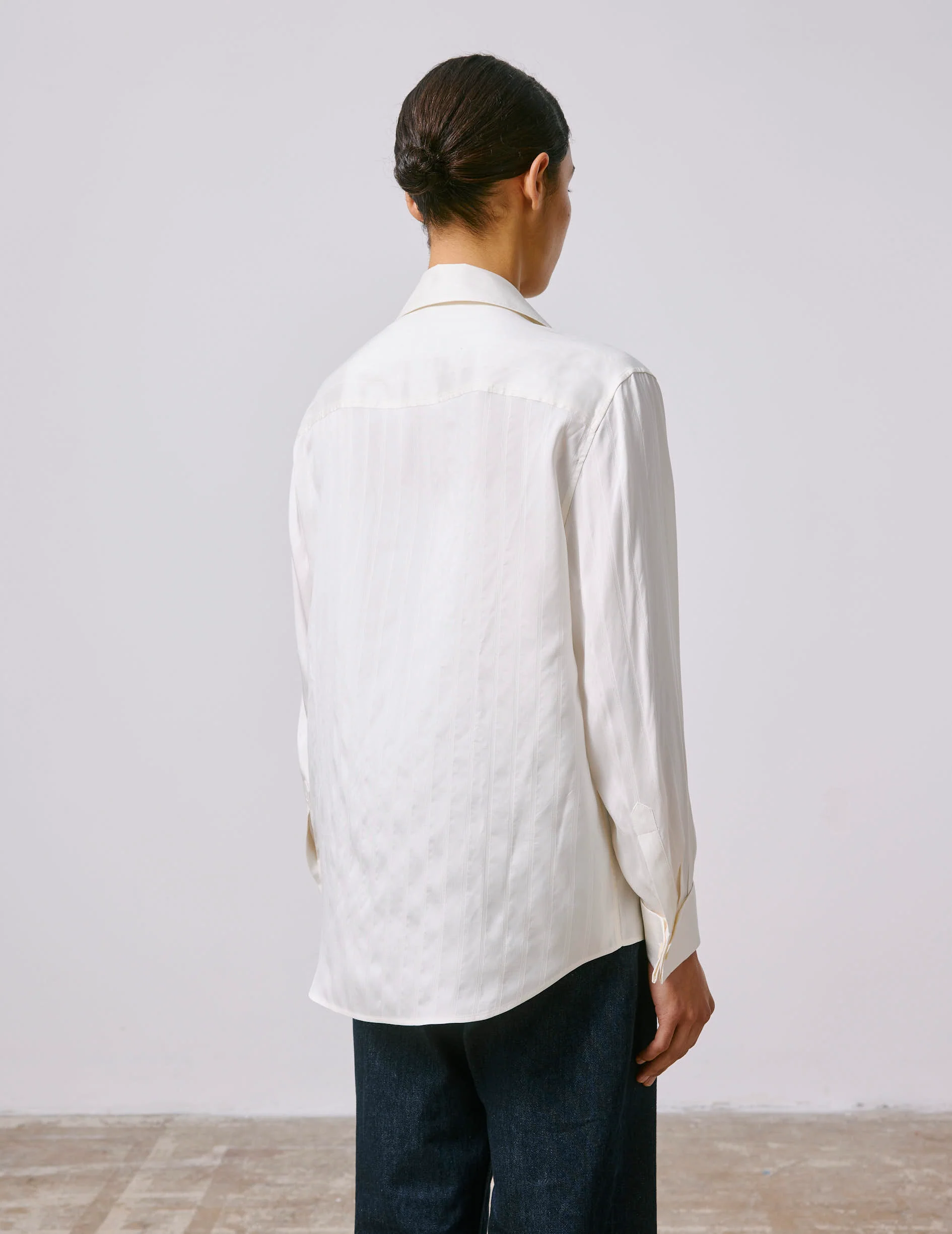 Chemise Hannah en soie rayée écrue - Image 4