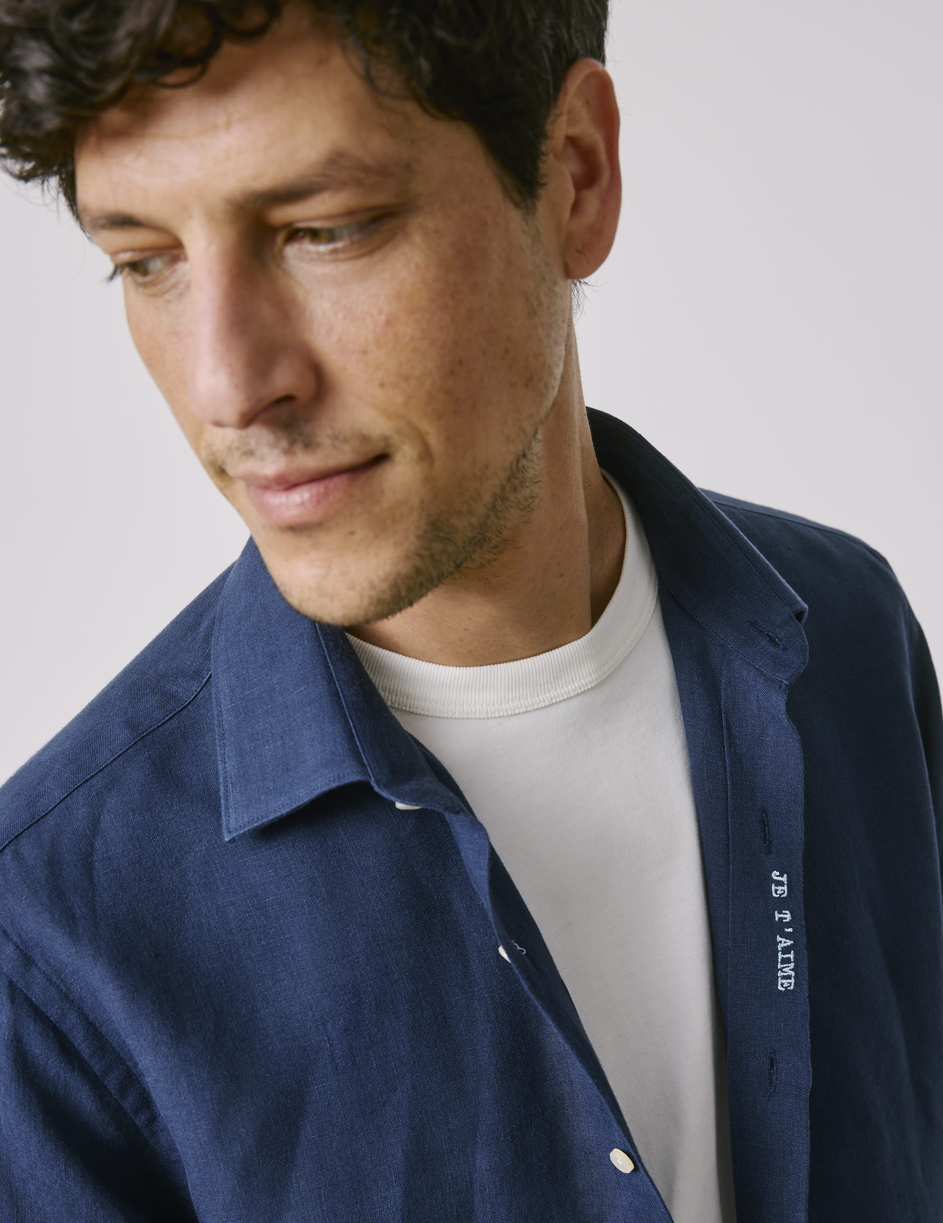 Chemise mixte "Je t'aime" en lin bleu marine - Image 3