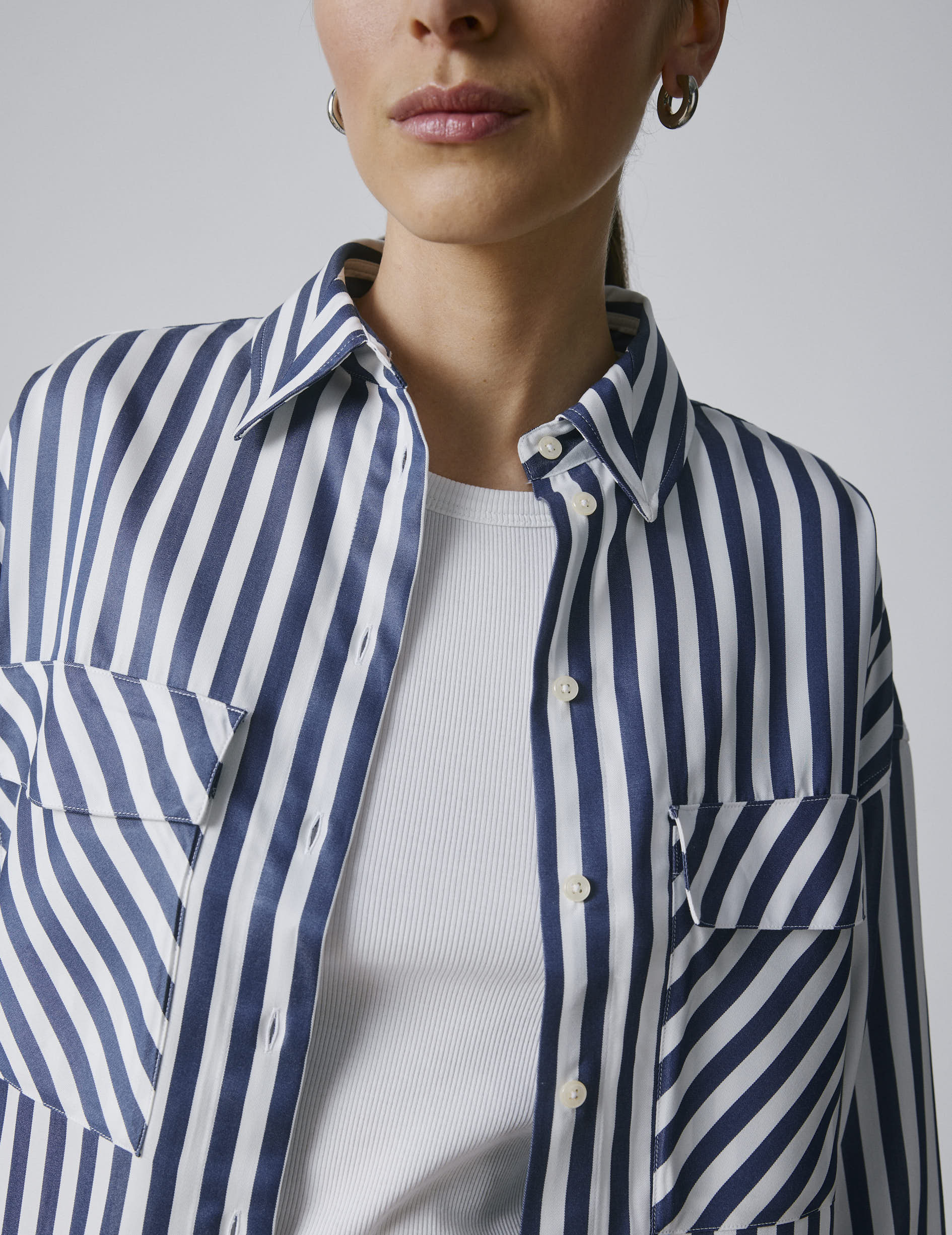 Chemise Noémia rayée bleu marine - Image 3