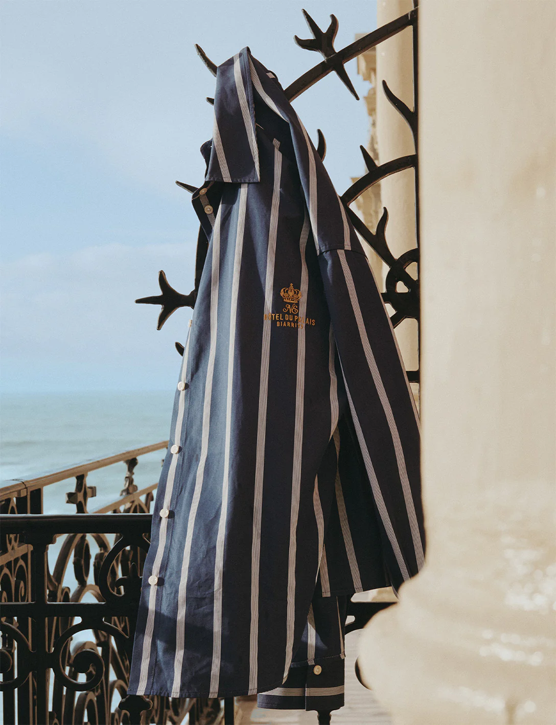 Chemise oversize Eugénie rayée bleu marine - Image 6